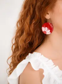 Cercei handmade ,cu crizantema pictata ,din piele naturala
