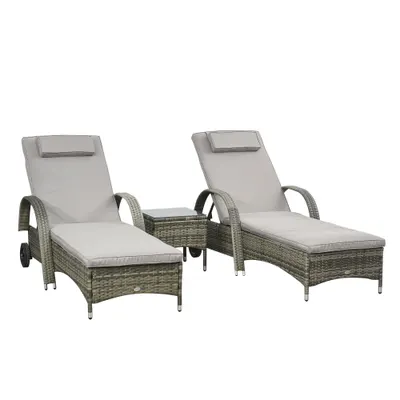 Outsunny Set de 2 șezlonguri mari confortabile : saltea, tetieră, spătar reglabil pe multiple poziții, cotiere, roți + măsuță joasă cu blat din sticlă securizată și rășină împletită gri | Aosom Romania