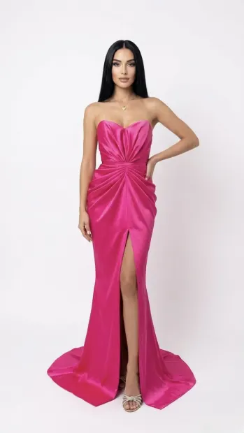 Rochie lungă fucsia cu falduri în lateral și șliț în partea din față