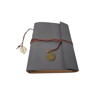 Jurnal tip agendă vintage cu șnur și pandantive metalice - Gri