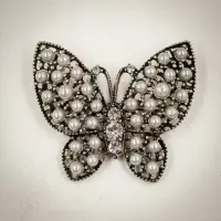 Brosa eleganta fluture din metal cu perlute artificiale si strasuri