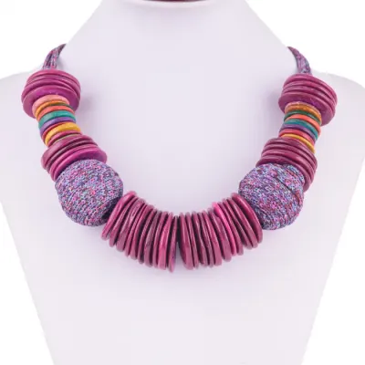 Colier cu elemente rontunde plate din lemn si textil, mov zmeura