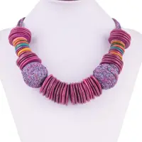 Colier cu elemente rontunde plate din lemn si textil, mov zmeura