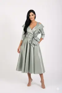 Rochie eleganta midi cu croi in clos si floare maxi