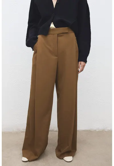 Pantaloni cu croiala ampla si buzunare laterale - Maro