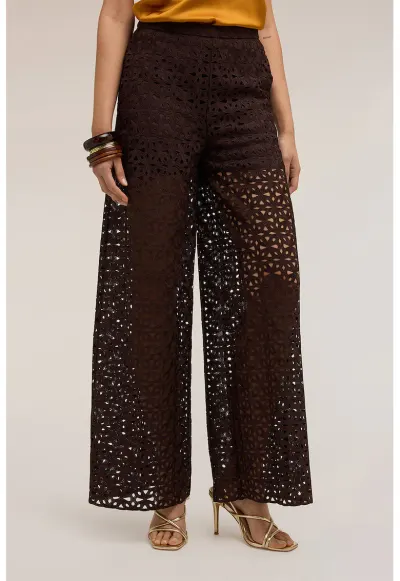 Pantaloni cu croiala ampla si perforatii - Maro cognac