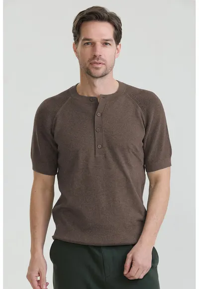 Tricou slim-fit cu guler henley - Maro pamantiu