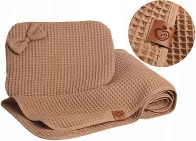 Set paturica 77x57 cm si perna 25x30 cm, pentru copii BabyMam, din 100 bumbac, cu umplutura anti-alergenica, design unic wafel cappuccino