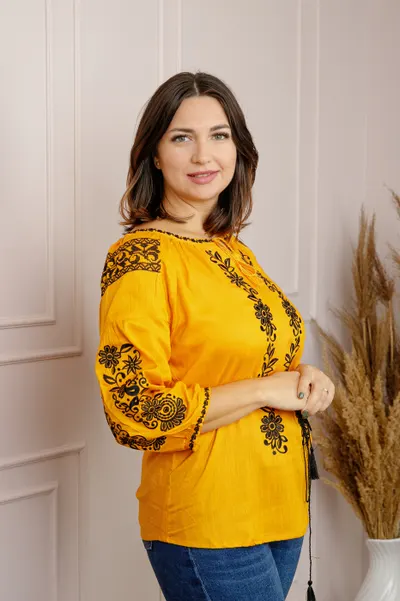 Bluza galbena cu motiv floral negru Narcisa