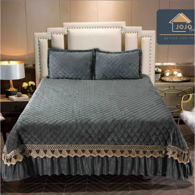 Cuvertura pat dublu, 3 piese, Catifea Matlasata cu Broderie Aurie, 250x270cm, Jojo Home, Gri inchis