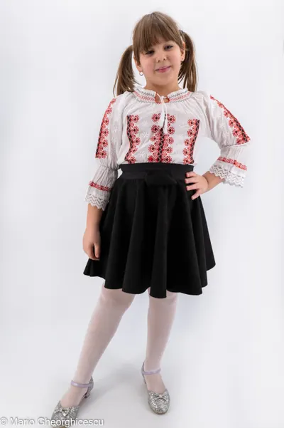 Ie traditionala fetite Mihaela