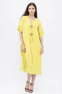 Rochie oversize din in, cu nasturi pe piept, galben pai