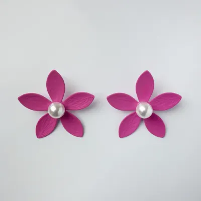 Cercei in forma de floare cu cinci petale si perla sintetica alba in mijloc, fucsia mat