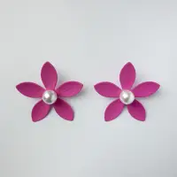 Cercei in forma de floare cu cinci petale si perla sintetica alba in mijloc, fucsia mat