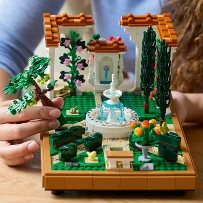 LEGO Icons - Gradina cu fantana (910359)