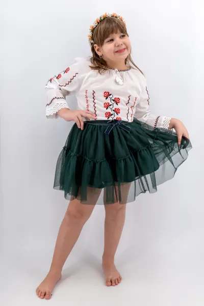 Ie traditionala fetite Amina
