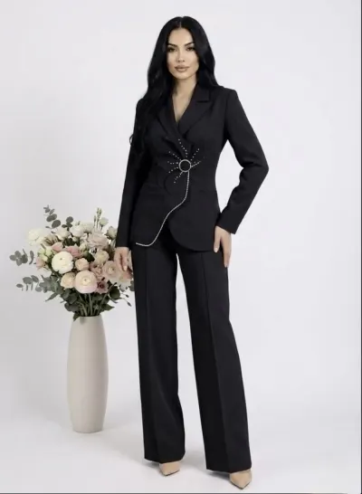 Compleu elegant negru format din doua piese cu sacou accesorizat cu pietre si pantaloni largi