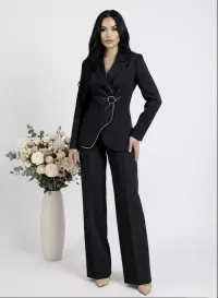 Compleu elegant negru format din doua piese cu sacou accesorizat cu pietre si pantaloni largi