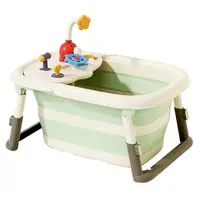 Cadita 3 in 1 pentru copii Little Mom AquaPlay Green pliabila, echipata cu masuta de joaca detasabila, dus functional si dop evacuare apa, picioruse reglabile in inaltime, dimensiune 78.5 x 51.5 x 38 cm