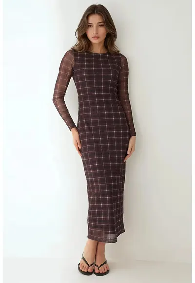 Rochie midi mulata in carouri - culoare maro - material textil