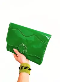 Plic handmade verde lacuit din piele naturala, cu dalie 3D,unicat