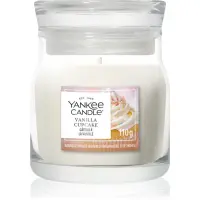Yankee Candle Vanilla Cupcake lumânare parfumată Signature 110 g