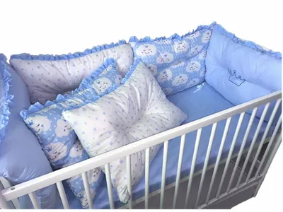 Lenjerie patut 140x70 cm cu 6 aparatori pufoase, cearsaf si paturica albastru - norisori - stelute