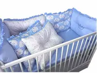 Lenjerie patut 140x70 cm cu 6 aparatori pufoase, cearsaf si paturica albastru - norisori - stelute
