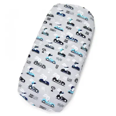 Cearceaf cu banda elastica pentru landou copii Kerstin Bunny Drivers, realizat din bumbac 100, dimensiune 80 x 38 cm