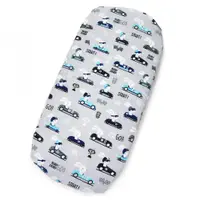 Cearceaf cu banda elastica pentru landou copii Kerstin Bunny Drivers, realizat din bumbac 100, dimensiune 80 x 38 cm