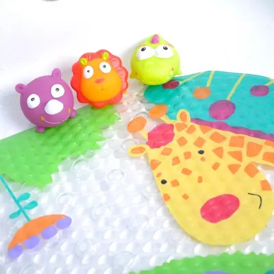 Set de baie Knorr Toys 4 piese, include covoras de baie din PVC 69x39 cm si 3 jucarii animalele junglei 6 luni+