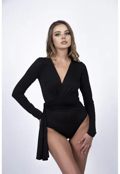 Body negru cu decolteu petrecut si maneci lungi