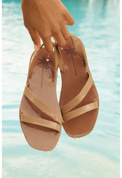 Sandale slingback cu aspect lacuit - Maro camel