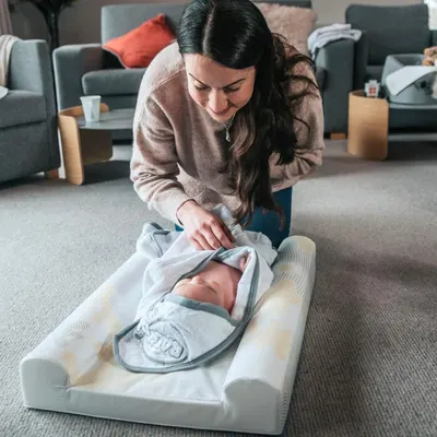 Saltea pentru infasat BabyDam SuperSnug AlbGalben 70x45cm inclinata, anti reflux, suport lateral