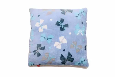Perna pufoasa de plus cu doua fete albastru cu fundite fata si gri cu buline pe verso 37x37 cm