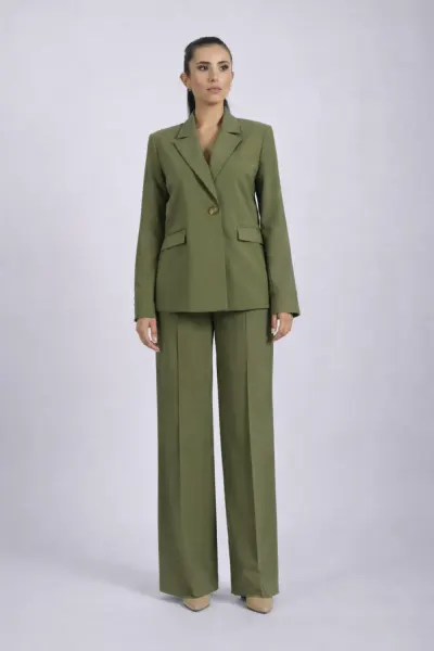 Compleu elegant kaki cu pantaloni largi si sacou drept cu inchidere la doi nasturi