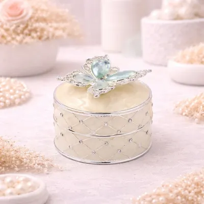 Cutie Bijuterii Rotundă 4 cm cu Fluture și Strasuri AZAY – Cutie Inel, Casetă Bijuterii, Cutie Cadou Femei cu Ambalaj Premium