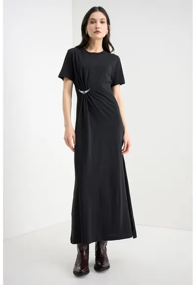 Rochie lunga cu slit lateral si brosa Raja - Negru
