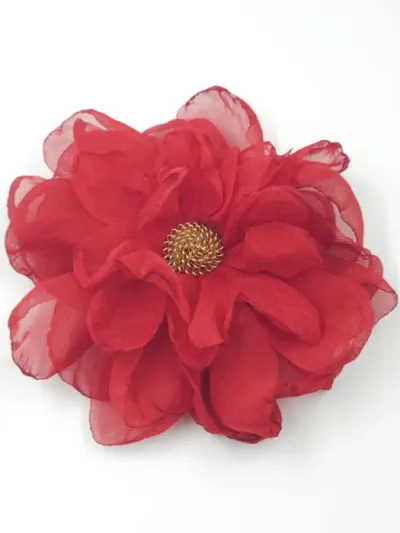 Brosa floare rosie cu diametru de 10 cm din voal matasos, cu clips pentru par