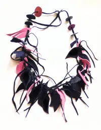 Colier unicat multicolor din piele naturala,nuante negru de efect,roz pudra