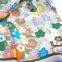 Esarfa dreptunghiulara tip pareo, cu imprimeu floral multicolor pe fond vernil