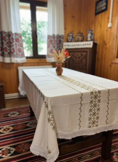 Fata de masa traditionala Isabela 2
