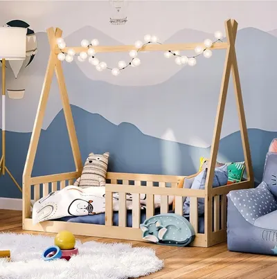 Pat pentru copii Tipi Natur, din lemn, design scandinav tip casuta, montaj pe podea, cu somiera 140 x 70 cm