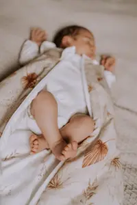 Sac de dormit din bumbac 0-4 luni Newborn Boho Sand Sleepee 2,5 tog