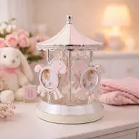 Carusel muzical foto AZAY roz cu căluți, ramă foto rotativă, cadou premium în cutie elegantă și tissue paper