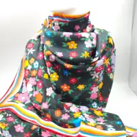 Esarfa dreptunghiulara tip pareo, cu imprimeu floral multicolor pe fond negru