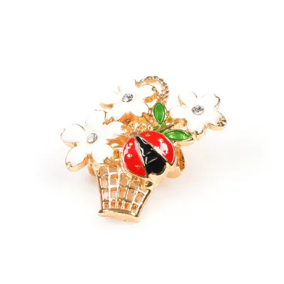 Brosa martisor cos auriu cu flori albe si buburuza