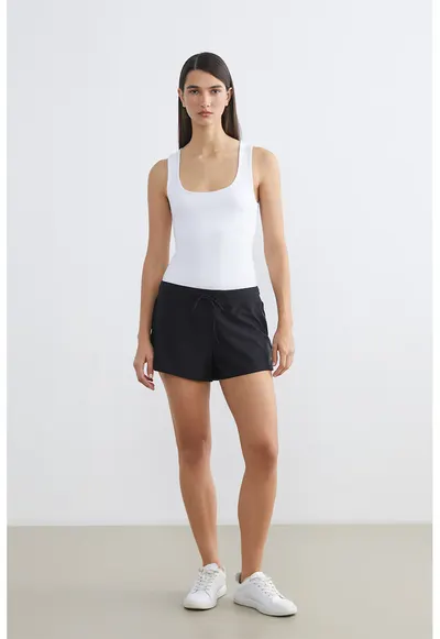 Pantaloni scurti cu captuseala incorporata si model uni - Negru