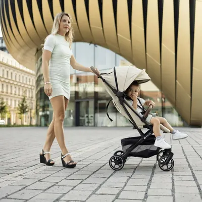 Carucior pentru copii PetiteMars Fly Negru cu pliere compacta, spatar reglabil pana la pozitie de somn, suport picioare reglabil, copertina extensibila cu protectie UPF40+, suport pahar inclus, pana la 22 kg, 0 luni+