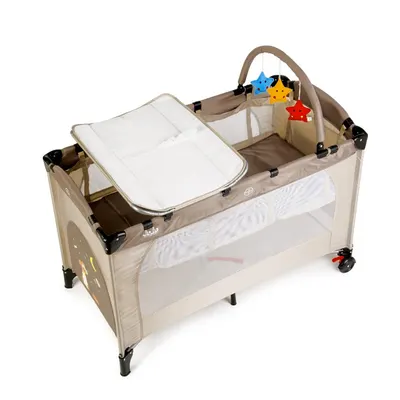 Patut pentru copii Juju Sleepy Baby Sweet Dreams pliabil, roti cu blocare, bara de jucarii, salteluta de infasat, geanta de transport, usita laterala cu fermoar, dimensiuni 125 L x 65 l x 78 cm